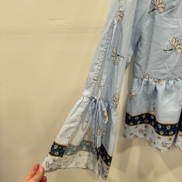 Endless Rose Blue Floral Peplum Blouse Top Cutout Tie Bell Sleeve Large *flawed* - Picture 3 of 9